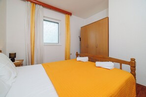 Apartment (A2) | 2 bedrooms, iron/ironing board, free WiFi, bed sheets - Apartments Mirela (Karlobag)