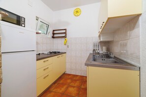 Leilighet (A2) | Eget kjøkken | Kjøleskap, mikrobølgeovn, kokeplater og espressomaskin