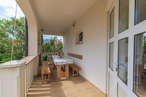 Apartment (A2) | Terrace/patio - Apartments Mirela (Karlobag)