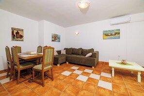 Apartment (A2) | Living room | TV - Apartments Mirela (Karlobag)