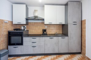 Hus | Eget kjøkken | Kjøleskap, mikrobølgeovn, ovn og kokeplater