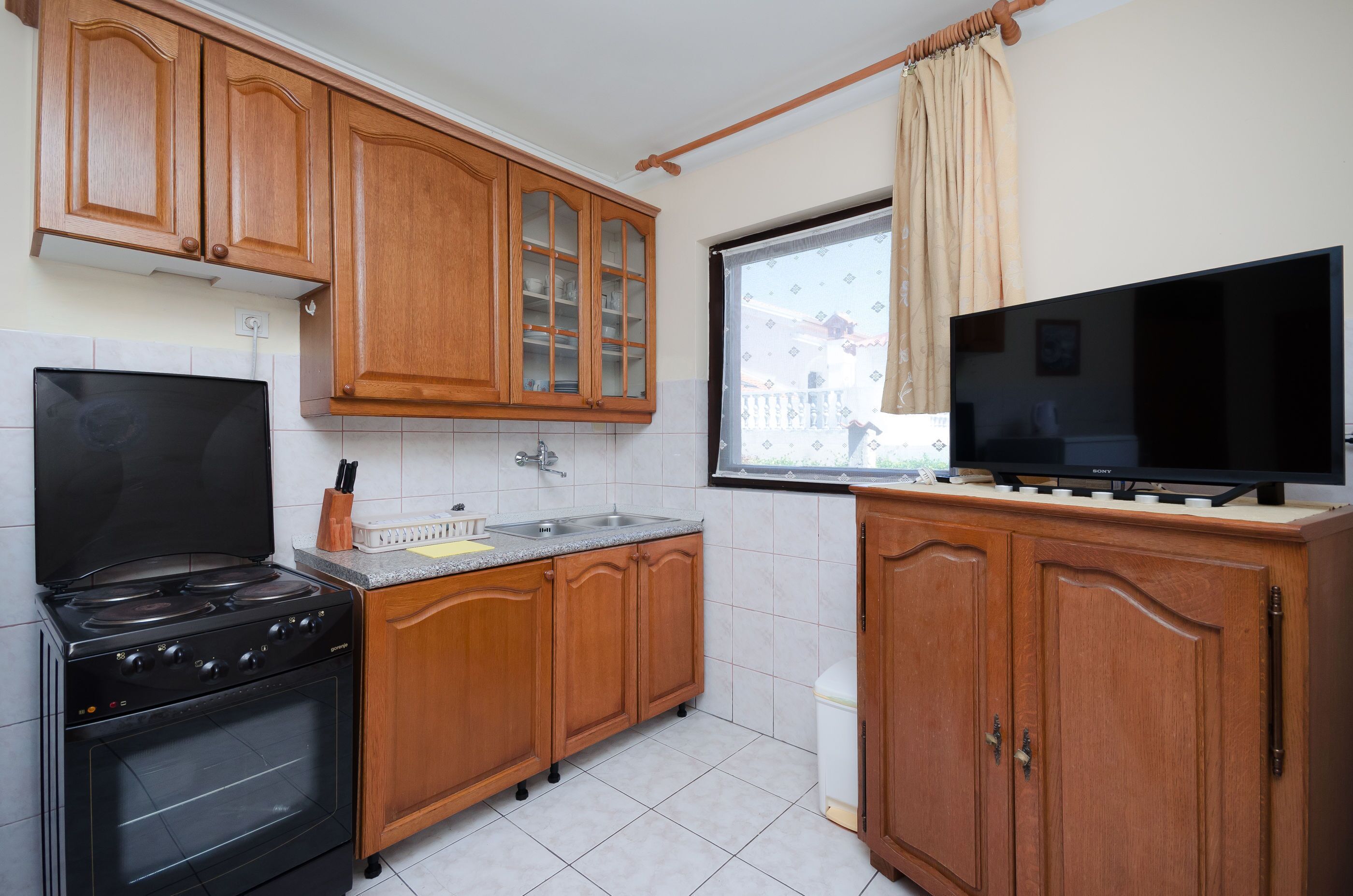 Private kitchen | Fridge, oven, stovetop, electric kettle