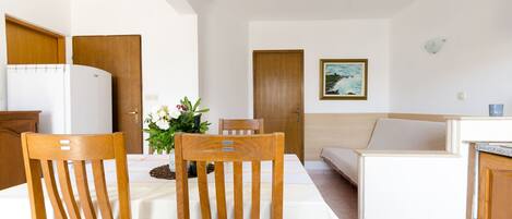 Cuisine privée | Réfrigérateur, surface de cuisson, vaisselle et ustensiles