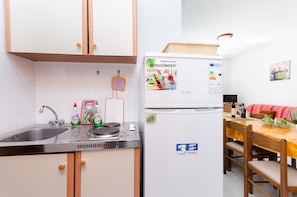 Private kitchen | Fridge, stovetop, espresso maker, cookware/dishes/utensils