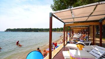 Una playa cerca