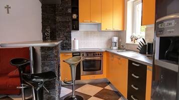 Apartment (A1) | Private kitchen | Fridge, microwave, oven, stovetop