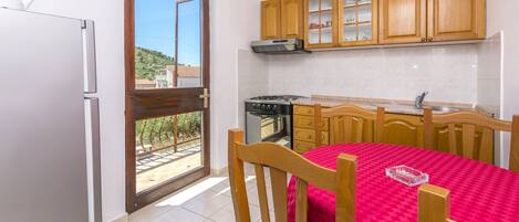 Eigene Küche | Kühlschrank, Ofen, Herdplatte, Wasserkocher