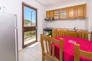 Cocina privada | Frigorífico, horno, placa de cocina y hervidor eléctrico