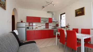 Apartment (A1) | Eigene Küche | Kühlschrank, Mikrowelle, Ofen, Herdplatte