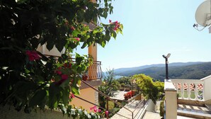 Un escalier menant à un balcon d’où l’on peut admirer la vue sur les montagnes.