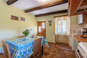 Casa | Cuina privada | Frigorífic, microones, forn i placa de cuina 