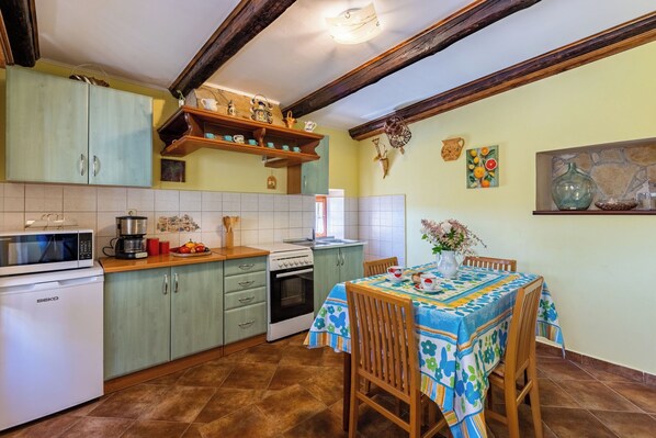 Maison | Cuisine privée | Réfrigérateur, micro-ondes, four, plaque de cuisson