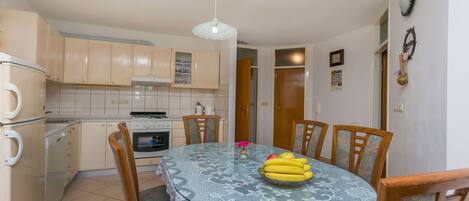 Departamento (A1) | Cocina privada | Refrigerador, horno, parrilla de estufa y tetera eléctrica