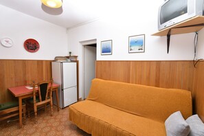 Private kitchen | Fridge, microwave, stovetop, electric kettle
