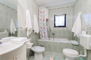 Apartment (A1) | Bathroom