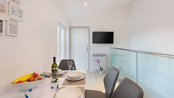 Apartment (A2) | Dining