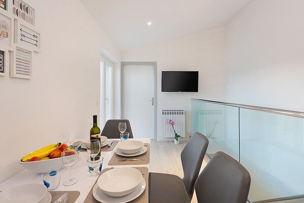 Apartment (A2) | Dining