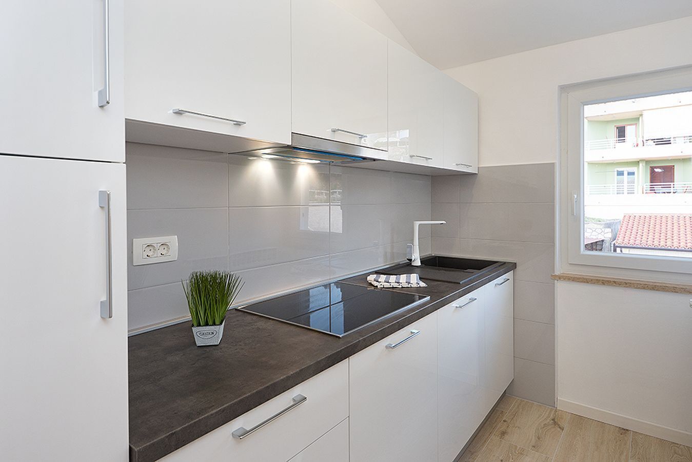 Apartment (A2) | Eigene Küche | Kühlschrank, Herdplatte, Wasserkocher mit Kaffee-/Teezubehör