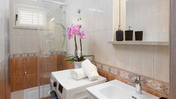 Apartment (A3) | Bathroom | Shower, hair dryer, toilet paper