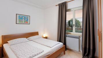 Apartment (A5) | 4 bedrooms, desk, iron/ironing board, free WiFi