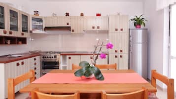 Yksityinen keittiö | Jääkaappi, liesi, espressokone, vedenkeitin