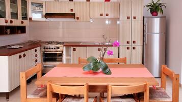 Private kitchen | Fridge, stovetop, espresso maker, electric kettle