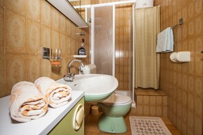 Bathroom | Shower
