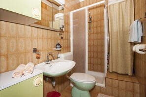 Bathroom | Shower