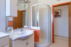 Bathroom | Shower, towels - Apartments Boris (Fazana)
