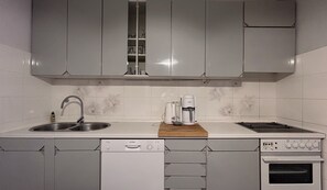 Căn hộ (A1) | Bếp riêng | Tủ lạnh, lò vi sóng, lò nướng, bếp nấu 