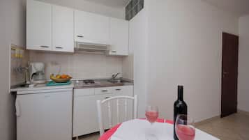 Appartement (A2) | Cuisine privée | Réfrigérateur, plaque de cuisson, machine à expresso