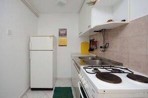 Refrigerador, horno, placa de cocina, cafetera expreso