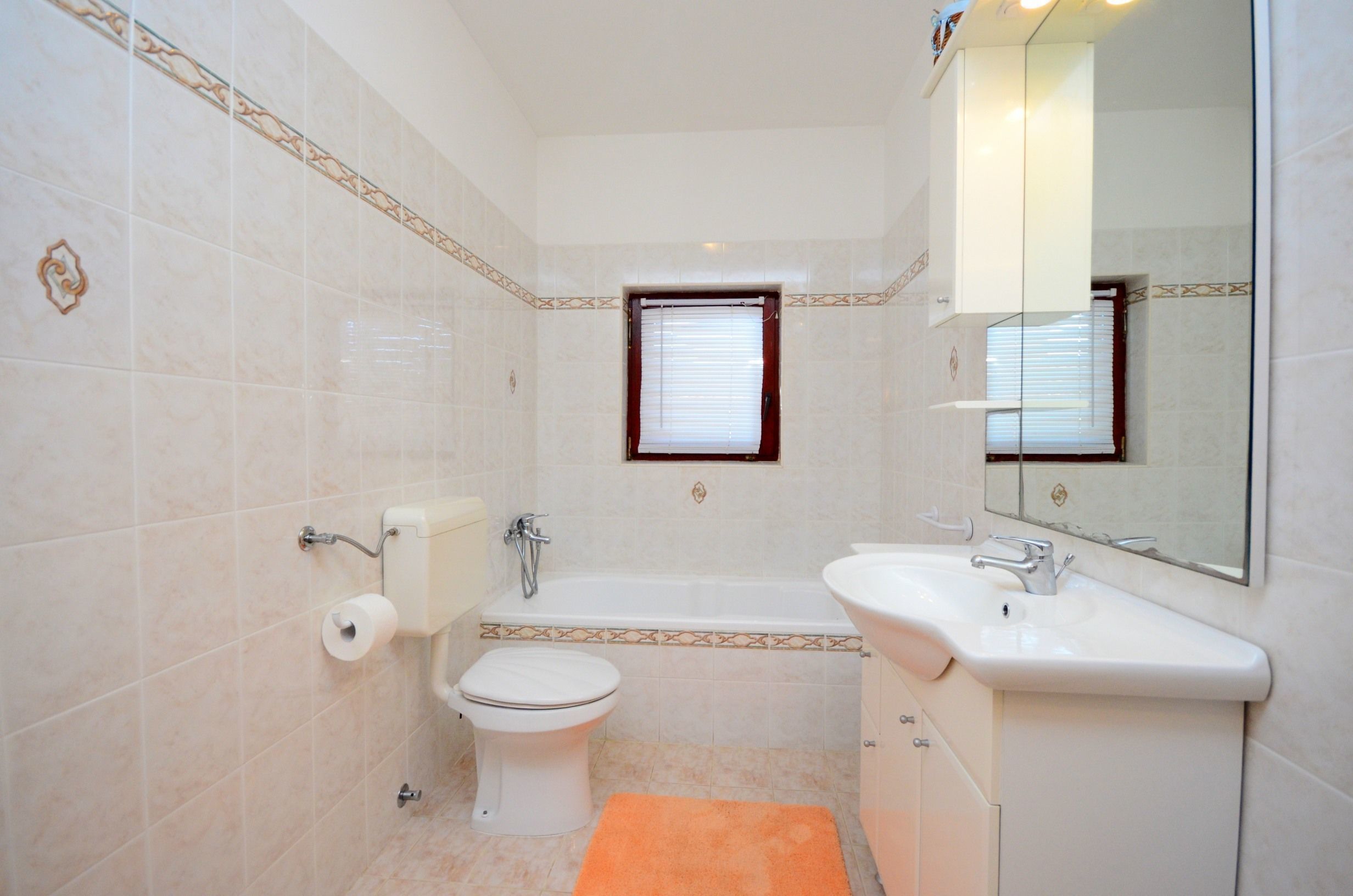 Une salle de bain comprenant des toilettes, un bidet, une baignoire et un lavabo.