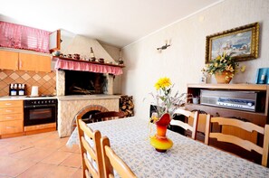 Kühlschrank, Herdplatte, Espressomaschine, Wasserkocher