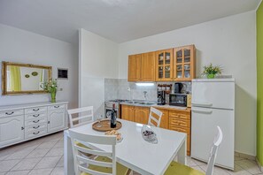 Apartment (A1) | Private kitchen | Fridge, microwave, oven, stovetop