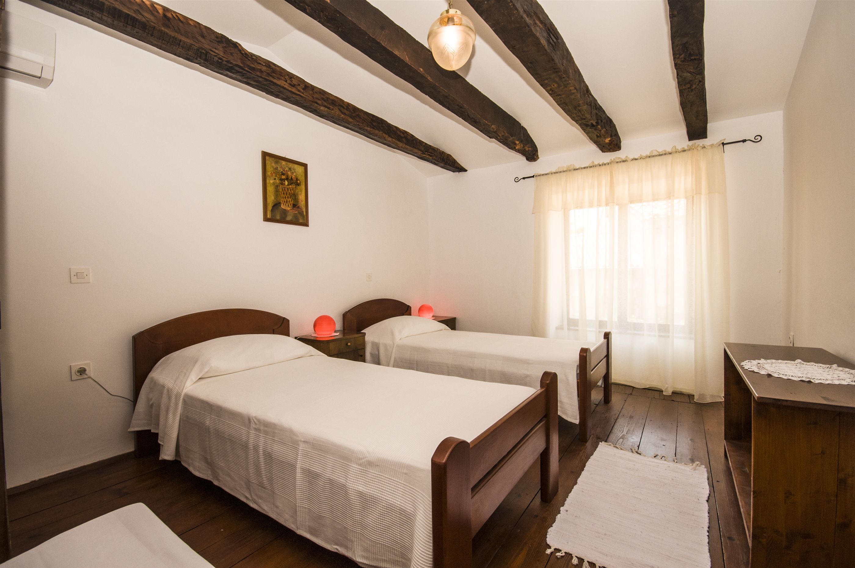 2 chambres, fer et planche à repasser, lit de bébé (gratuit)