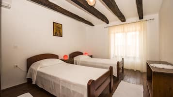 2 bilik tidur, seterika/papan seterika, katil bayi/kot (percuma)