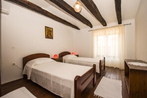 2 soverom, strykejern/-brett og barnesenger (inkludert)