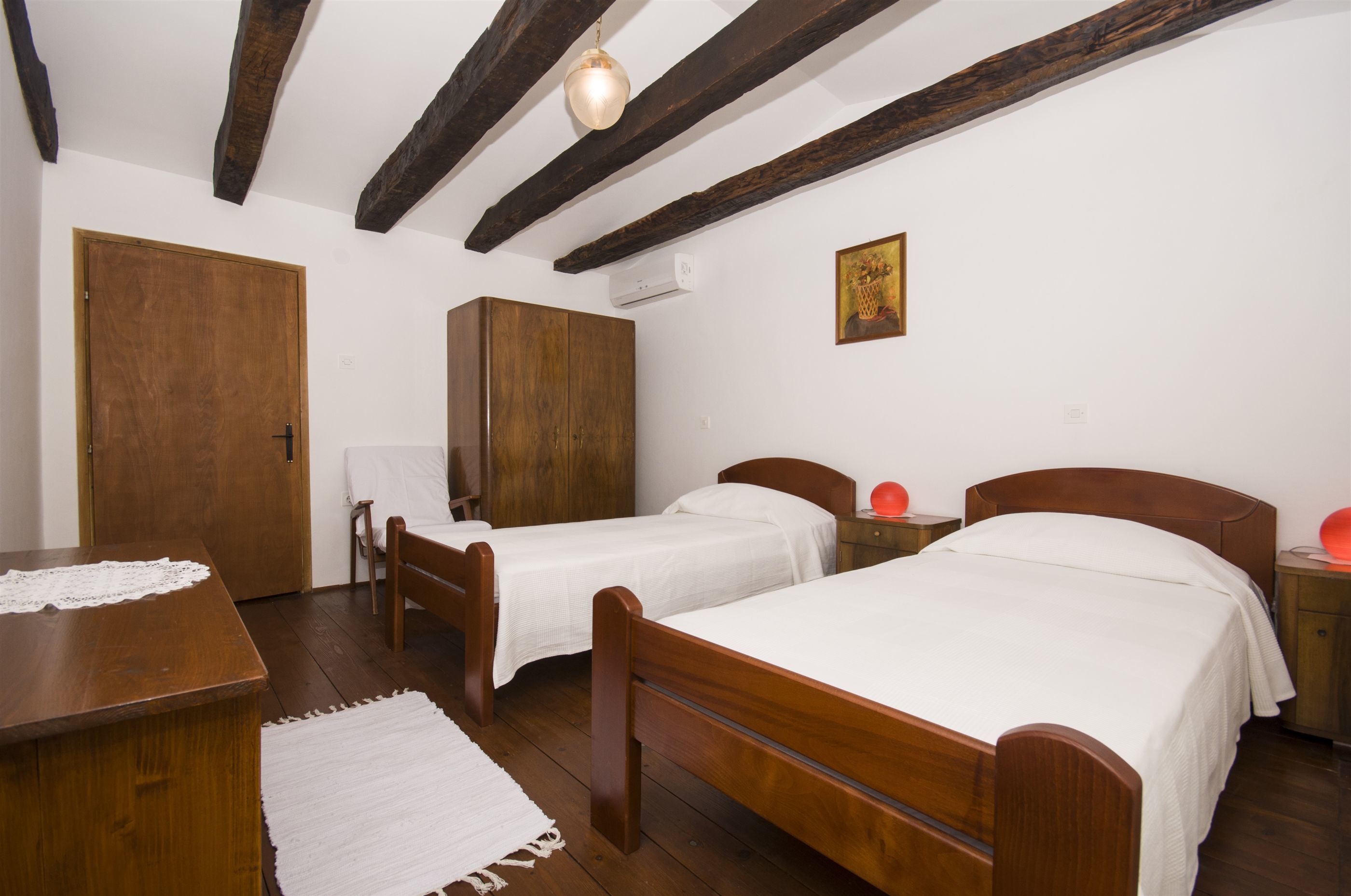 2 habitaciones, tabla de planchar con plancha y cunas gratuitas 