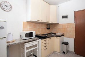 Apartment (A1) | Private kitchen | Fridge, stovetop, espresso maker, cookware/dishes/utensils