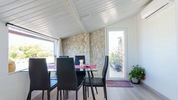 Apartment (A2) | Eigene Küche | Kühlschrank, Herdplatte, Espressomaschine, Wasserkocher