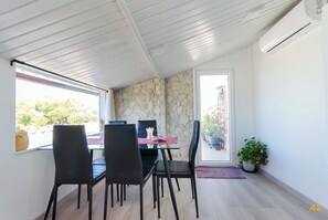 Appartement (A2) | Privékeuken | Een koelkast, een kookplaat, een espressoapparaat, een waterkoker