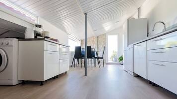 Apartment (A2) | Eigene Küche | Kühlschrank, Herdplatte, Espressomaschine, Wasserkocher