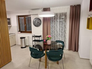 Apartment (A2) | Dining