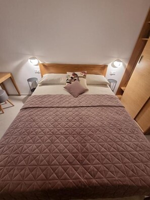 Apartment (A2) | 2 Schlafzimmer, Schreibtisch, schallisolierte Zimmer, kostenloses WLAN