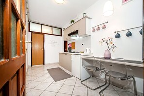 Refrigerador, placa de cocina, cafetera expreso, utensilios de cocina