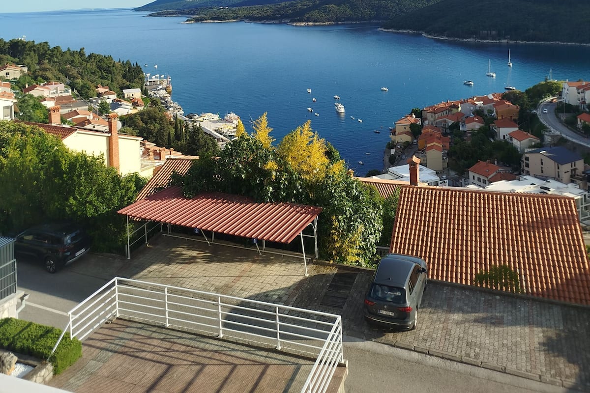 Eine Küstenstadt mit Häusern, blauem Meer und Booten.