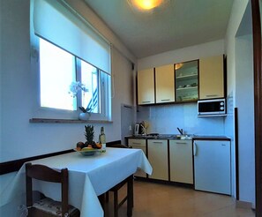 Estudio (A1) | Cocina privada | Refrigerador, parrilla de estufa y cafetera de espresso 