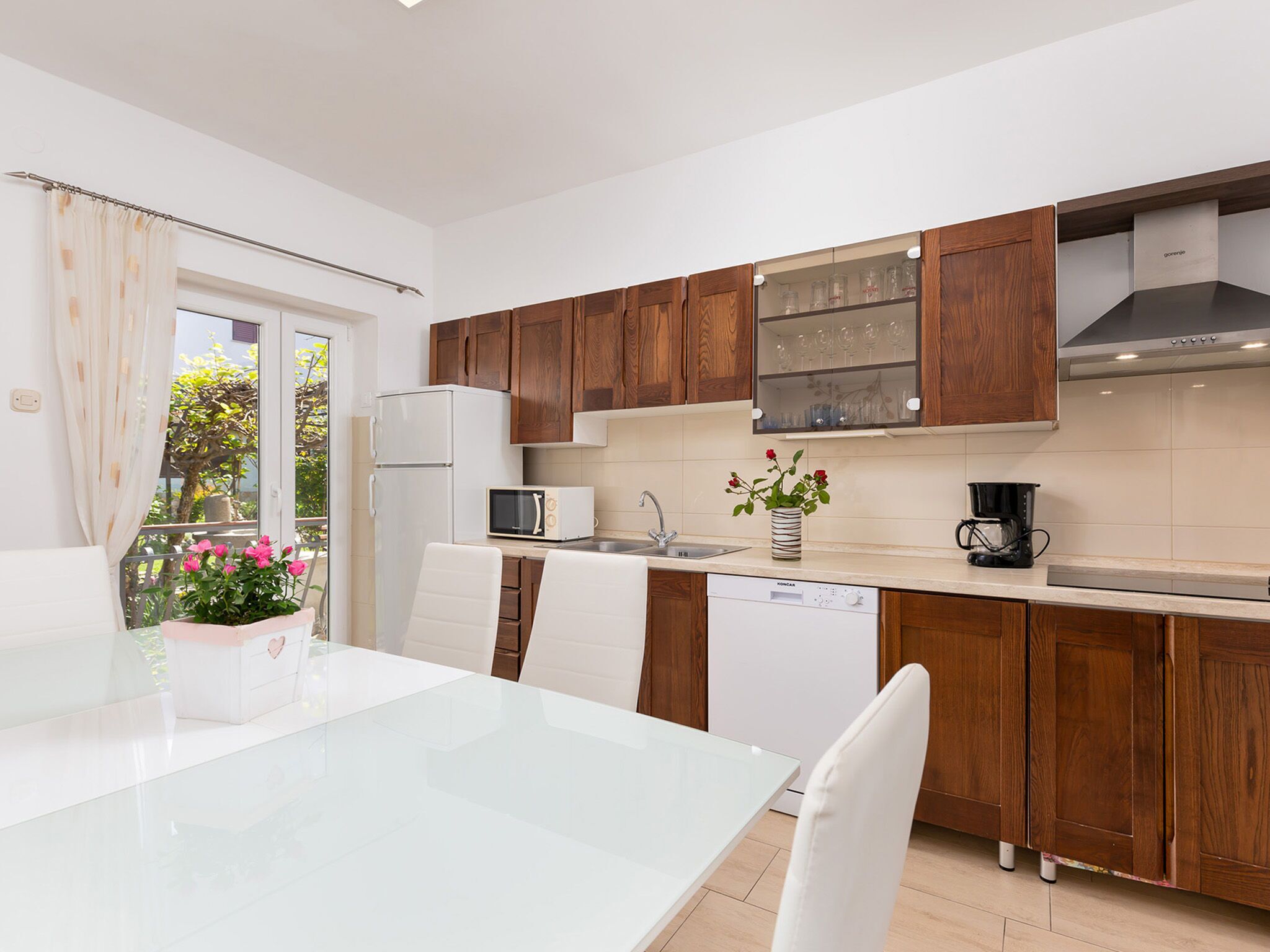 Apartment (A1) | Private kitchen | Fridge, microwave, oven, stovetop