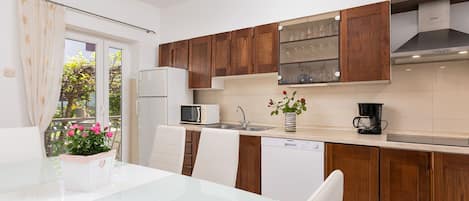 Apartment (A1) | Private kitchen | Fridge, microwave, oven, stovetop